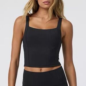 vuori inversion rib support tank with pads in black